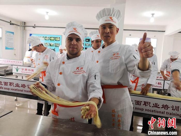 圖為外國(guó)留學(xué)生學(xué)習(xí)牛肉面的制作。(資料圖) 史靜靜 攝