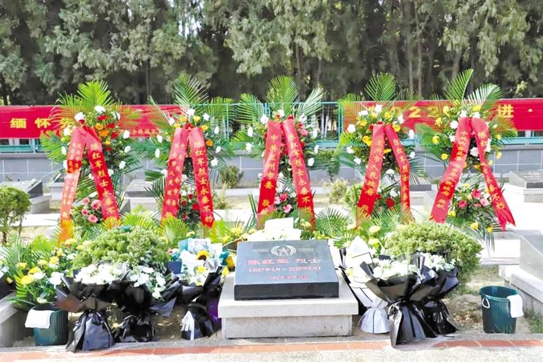 陳紅軍烈士墓前 這張“全家?！弊屓藴I目