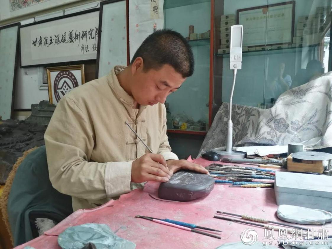 洮硯制作技藝第六代傳人、國家藝術基金資助青年藝術家、正高級洮硯雕刻藝術師李江平十年如一日專注于洮硯制作 圖源自網(wǎng)絡