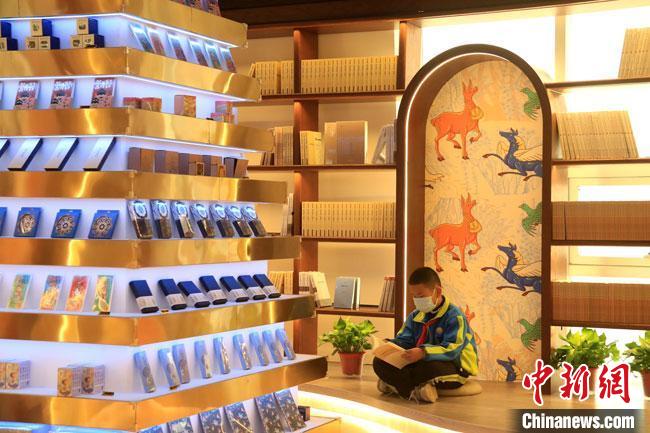 敦煌書局整體布局融入敦煌文化元素?！↑S燕 攝