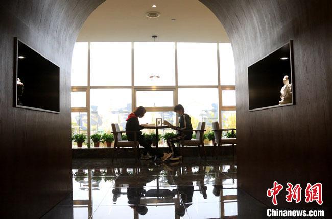 敦煌書局旨在為讀書愛好者提供優(yōu)美的學習環(huán)境，更好地學習傳承弘揚敦煌文化，引領敦煌文化生活新方式?！垥粤?　攝