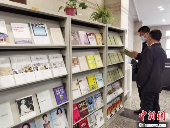 圖為國網(wǎng)甘肅電力黨校的職工書架?！⌒煅?攝