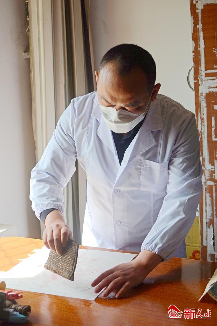 朽爛歷史檔案如何獲新生？看修復(fù)師“妙手回春”