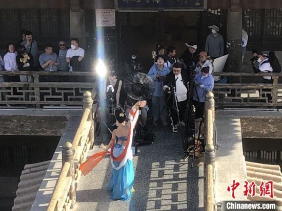 圖為5月以來(lái)，“奧大粒”直播現(xiàn)場(chǎng)引游客圍觀?！《鼗褪形麄鞑抗﹫D