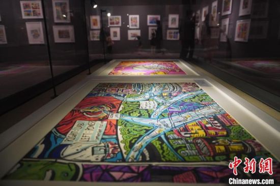 市民參觀少兒美術(shù)展覽。