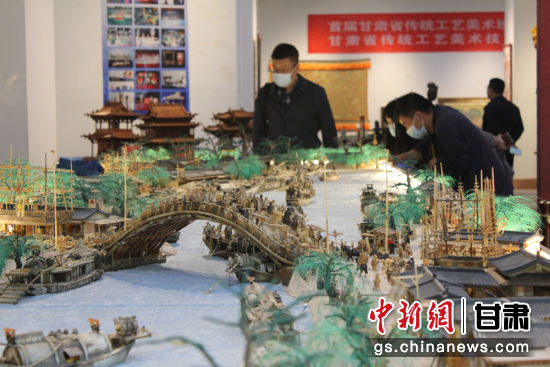 圖為參評(píng)作品牦牛角立體微雕“清明上河圖”。徐雪 攝