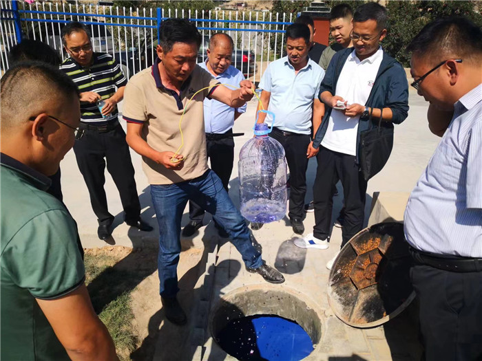 城關(guān)區(qū)作風(fēng)建設(shè)督察組赴青白石污水處理站，檢查污水采樣情況。.jpg