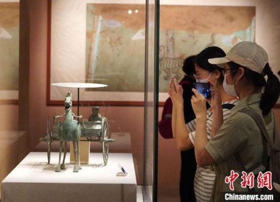 圖為參觀者參觀“大道攸歸：五涼文化展”展陳文物。　九美旦增 攝