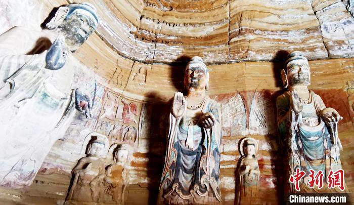 北石窟寺窟內(nèi)造像因受水顯得斑駁。　艾慶龍 攝