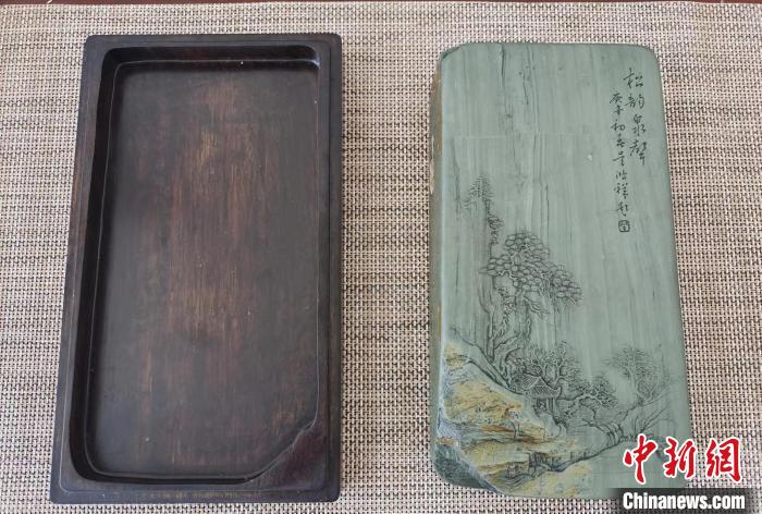 圖為甘肅甘南州洮硯藝人為提升洮硯文化內(nèi)涵，制作“一盒一拓”成品展示。(資料圖) 張婧 攝