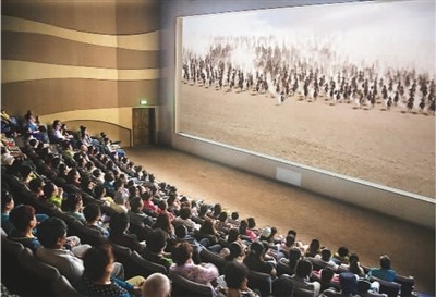 游客在莫高窟數(shù)字展示中心觀看主題電影《千年莫高》。