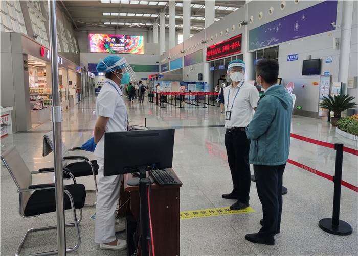 7月15日，金昌市金川區(qū)紀(jì)委監(jiān)委駐區(qū)委政法委紀(jì)檢監(jiān)察組在金昌機(jī)場(chǎng)監(jiān)督檢查疫情防控措施落實(shí)情況。王曉梅攝.jpg