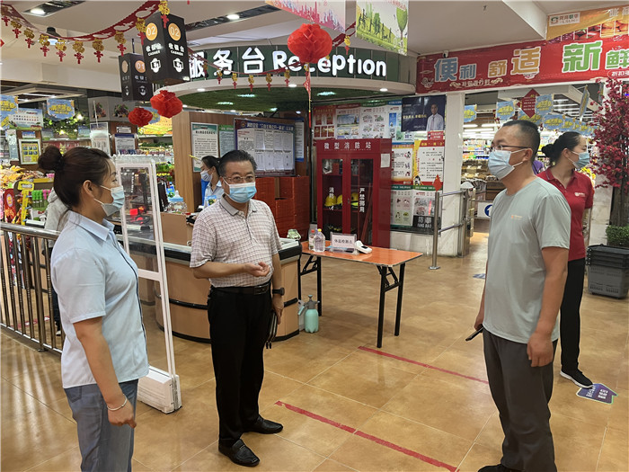 7月15日，酒泉市玉門市疫情防控督查組在隴商聯(lián)華超市監(jiān)督檢查疫情防控措施落實(shí)情況。 .jpg