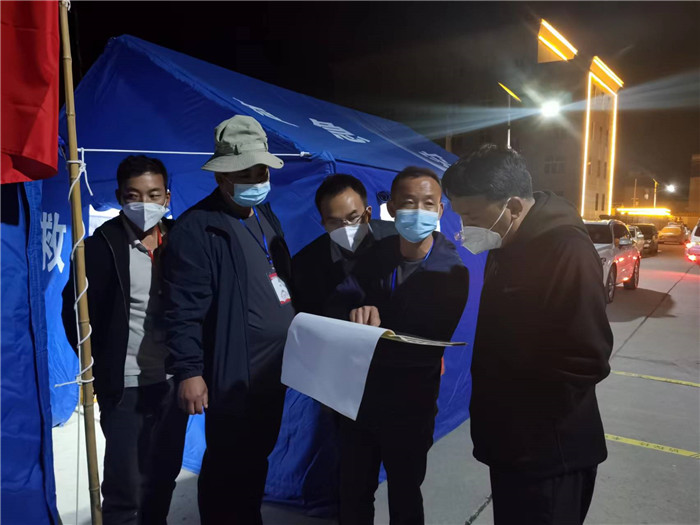 7月19日，甘南州瑪曲縣紀(jì)委監(jiān)委督查組在德吉小區(qū)卡點(diǎn)督導(dǎo)疫情防控工作。仲海濤 攝.jpg