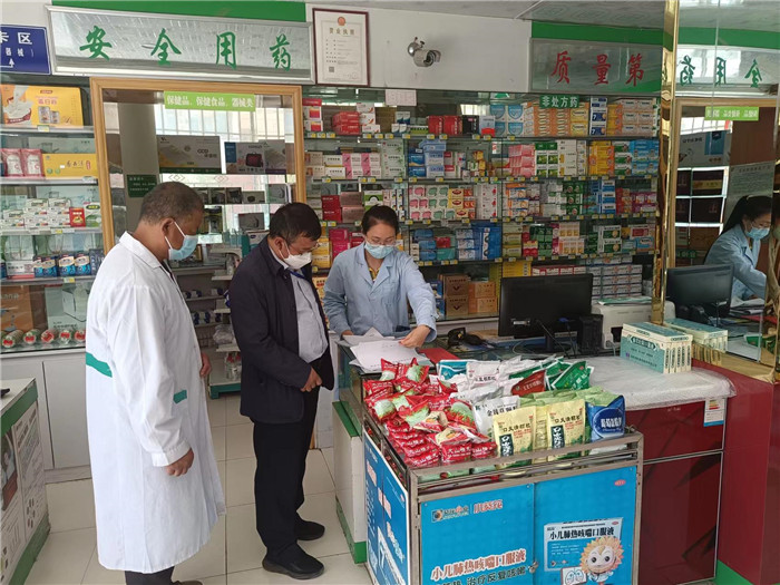 甘南州合作市紀(jì)委監(jiān)委第一督查組在合作市世紀(jì)大藥房進(jìn)行督查檢查。.jpg