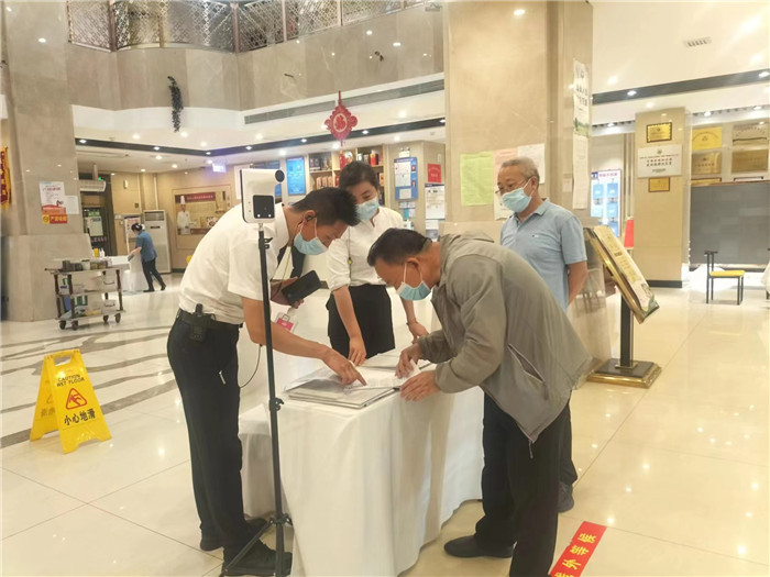 金昌市金川區(qū)紀(jì)委監(jiān)委駐區(qū)人大機(jī)關(guān)紀(jì)檢監(jiān)察組在花城錦都大酒店監(jiān)督檢查疫情防控工作。王文海 攝 .jpg