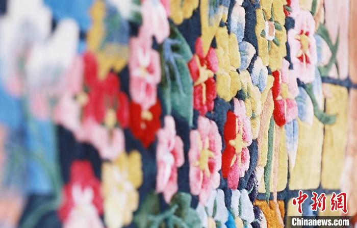 圖為手工地毯成品?！《姑?攝