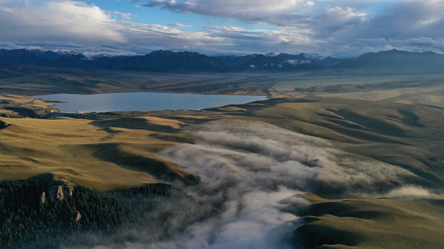 甘肅山丹馬場(chǎng)：峽谷云霧似仙境。 王超攝