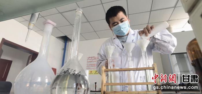 圖為甘肅科技集團(tuán)化工研究院有限責(zé)任公司工作人員正在做實(shí)驗(yàn)。魏建軍 攝