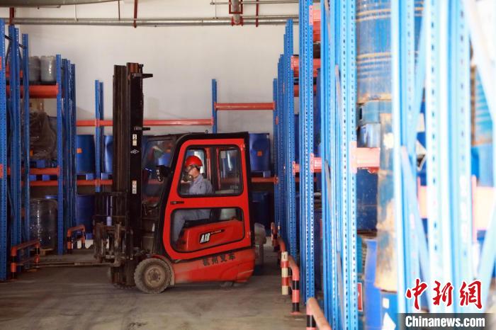 圖為甘肅省危險(xiǎn)廢物處置中心危險(xiǎn)廢物儲存庫?！∥航ㄜ?攝