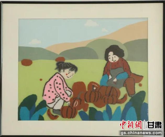 嘉峪關(guān)市新城鎮(zhèn)新城村農(nóng)業(yè)產(chǎn)業(yè)園區(qū)內(nèi)，母女兩人在摘南瓜。刺繡 馬艾米乃 繡稿 敬紅霞