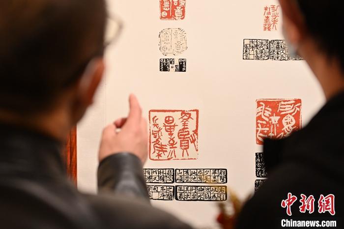 圖為甘肅蘭州，參展作品吸引參觀者。 中新社記者 李亞龍 攝