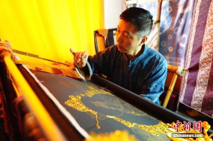 系統(tǒng)性挖掘整理古代敦煌刺繡，是甘肅天水市級(jí)非遺代表性項(xiàng)目武山刺繡代表性傳承人劉云帆這兩年最緊要的工作之一。圖為劉云帆在創(chuàng)作富含敦煌刺繡元素的作品。 中新社發(fā) 謝秉錫 攝 