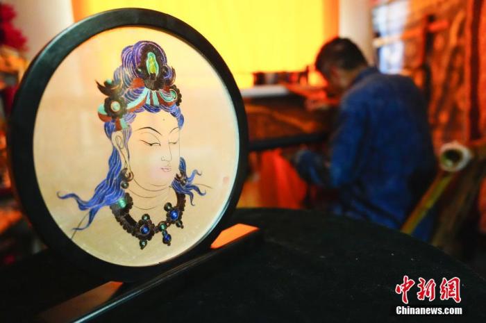 圖為劉云帆所創(chuàng)作的敦煌元素刺繡作品。 中新社發(fā) 謝秉錫 攝