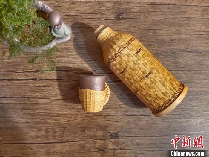 圖為竹編暖壺套。(資料圖) 甘肅省非遺保護中心供圖