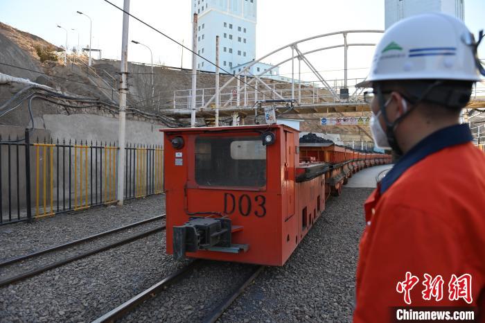 圖為工作人員正在觀察車(chē)輛運(yùn)行情況?！±顏嘄?攝