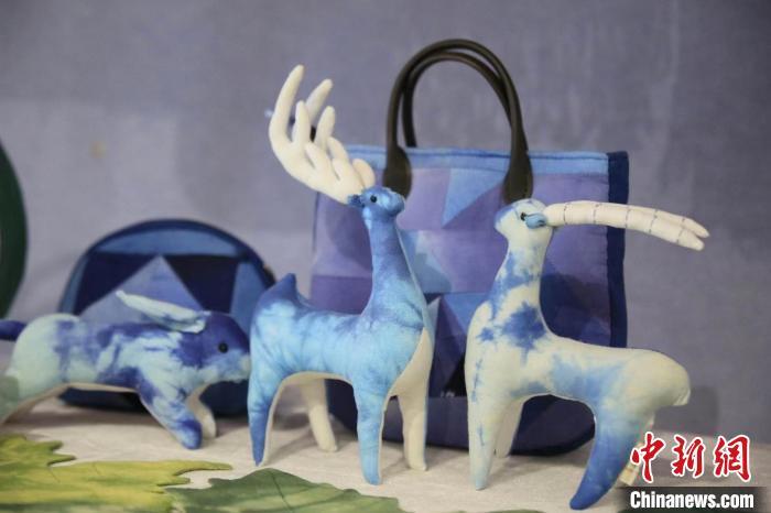 圖為許靜的非遺文創(chuàng)作品。(資料圖) 甘肅省非遺保護(hù)中心供圖