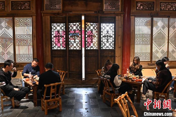 圖為甘肅天水市秦州區(qū)平南鎮(zhèn)蘇灣村民俗莊園內(nèi)的“圍爐煮茶”網(wǎng)紅打卡點。(資料圖) 李亞龍 攝