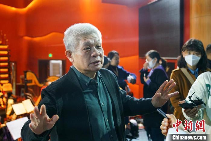 該劇導(dǎo)演蔣力向媒體介紹相關(guān)情況?！《∷?攝