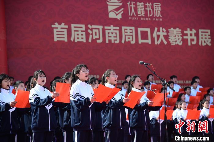 圖為學(xué)生們在開幕式上誦讀經(jīng)典?！×赫赵?攝