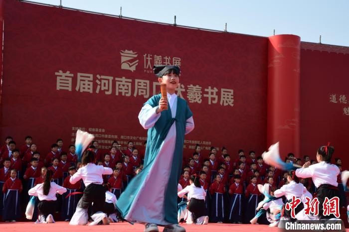 圖為學(xué)生們在開幕式上誦讀經(jīng)典?！×赫赵?攝