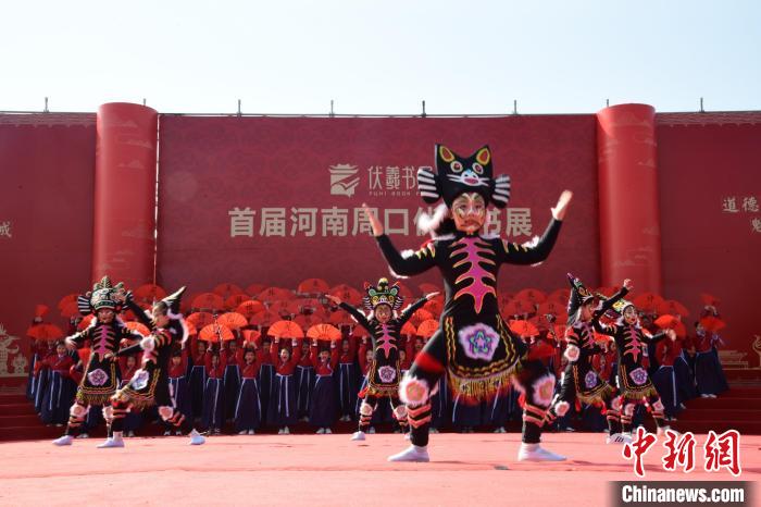 圖為首屆周口伏羲書展開幕式表演?！×赫赵?攝