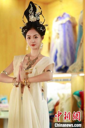 圖為身著“飛天裝”的敦煌大漠“逐舞者”奧楠。(資料圖) 敦煌市委宣傳部供圖