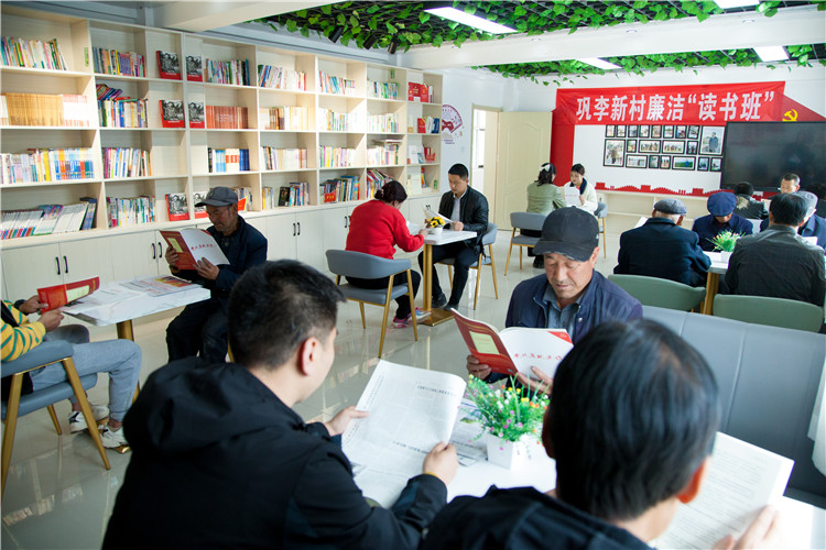 隴南市禮縣開展廉潔書籍進(jìn)農(nóng)家書屋活動，圖為羅壩鎮(zhèn)鞏李新村舉辦的“廉潔讀書班”。.jpg