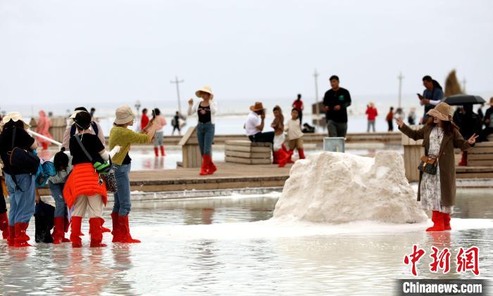 圖為游客在茶卡鹽湖拍照?！⊙Φ?攝