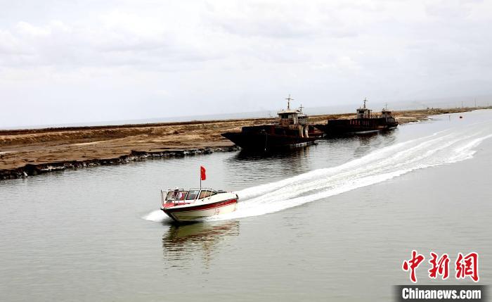 圖為茶卡鹽湖?！⊙Φ?攝