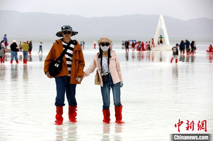 圖為游客在茶卡鹽湖之中。　薛蒂 攝