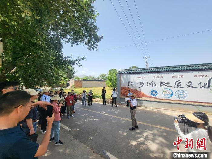 圖為中國(guó)地質(zhì)大學(xué)(北京)教授張緒教介紹村落情況?！『衍?攝