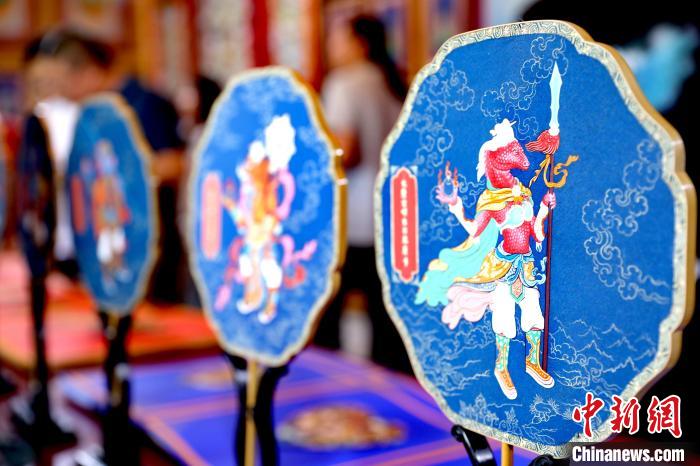 圖為唐卡延伸產(chǎn)品?！⊙Φ?攝