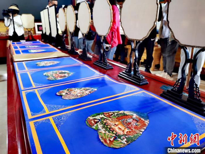 圖為唐卡延伸產(chǎn)品?！?zhí)砀?攝