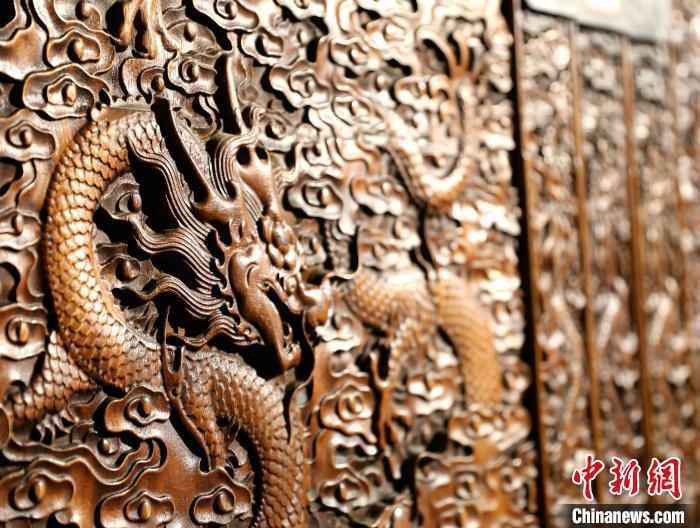 圖為青海永錄民俗博物館內(nèi)珍藏的中式家具細(xì)節(jié)展示?！⊙Φ?攝