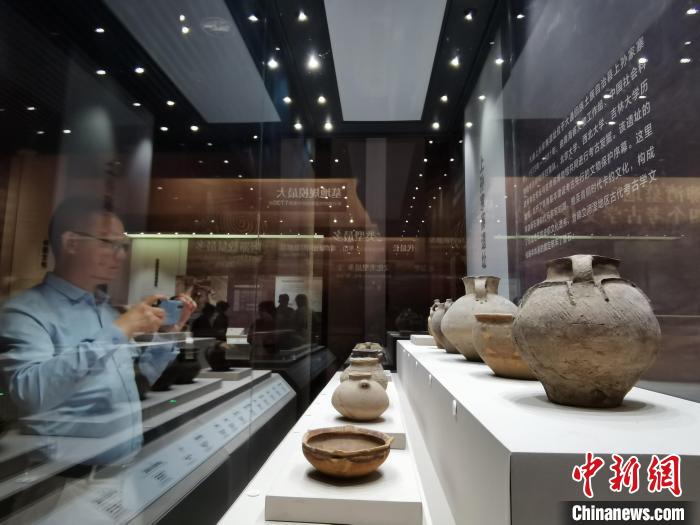 圖為河湟文化博物館展陳的陶器?！?zhí)砀?攝