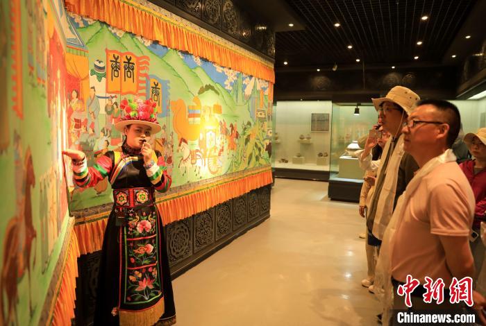 圖為媒體記者了解土族文化?！⊙Φ?攝