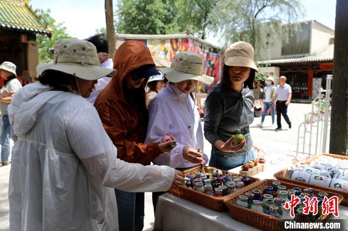 圖為民眾挑選手工藝產(chǎn)品?！⊙Φ?攝