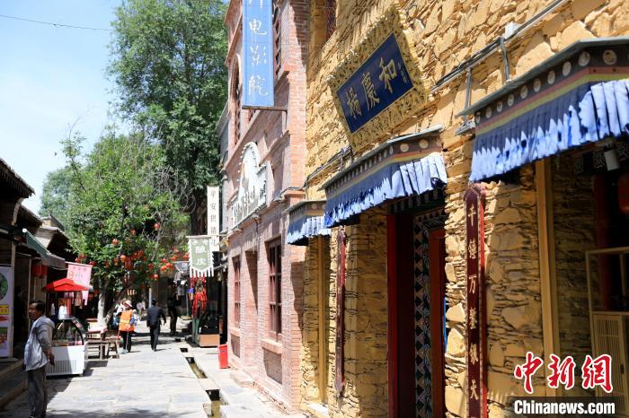 圖為平安驛·河湟民俗文化體驗(yàn)地的門(mén)店。　薛蒂 攝