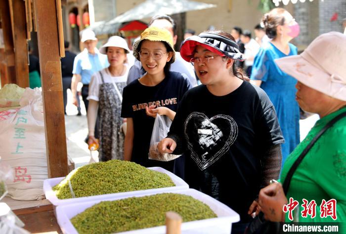 圖為民眾購(gòu)買(mǎi)青海特色小吃。　薛蒂 攝